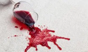 Alkohol Rotwein Flecken entfernen